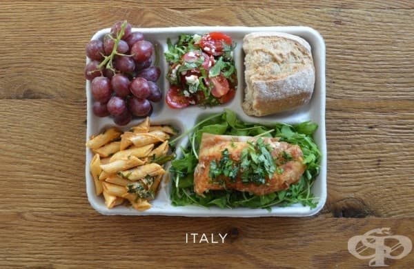 Италия: риба върху рукула, макарони с доматен сос, салата капрезе, багета, грозде.