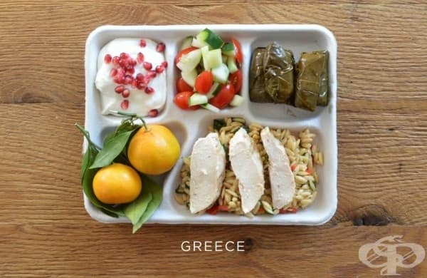 Гърция: печено пиле върху ориз, сарми, салата с домати и краставици, пресни портокали, йогурт с нар.