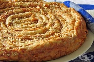 Сладка баница от палачинки с извара и орехи