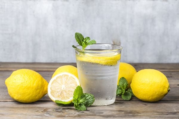 Топла вода с лимон