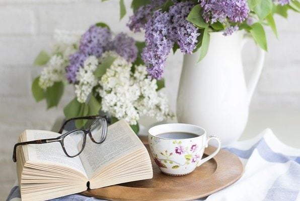 книга, очила, ваза с цветя