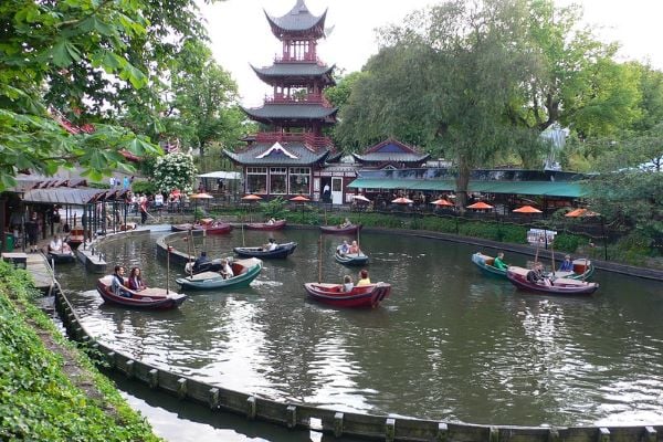 парк с езеро и лодки