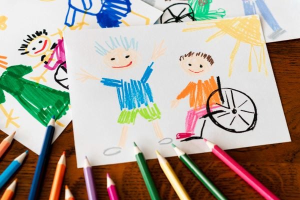 детска рисунка на дете в инвалидна количка