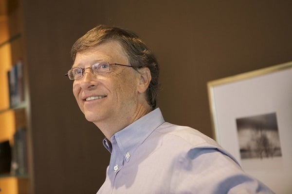 Бил Гейтс - усмихнат, облечен в светлосиня риза
