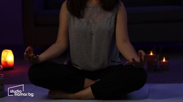 жена медитира