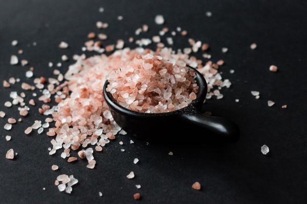 Въпреки ползите за здравето, каменната сол трябва да се използва внимателно малък съд, пълен с розова каменна сол