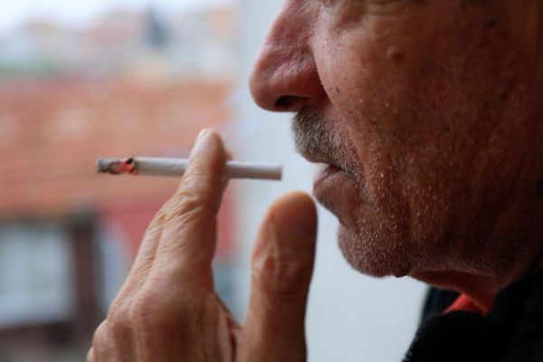 Пушенето нанася вреди върху сърдечносъдовото здраве и допринася за невродегенерацията възрастен мъж пуши цигара