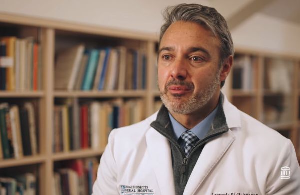 Хората като Тим са истинските герои, без тях ксенотрансплантациите нямаше да се случат, казва д-р Ривела. д-р Леонардо Риела