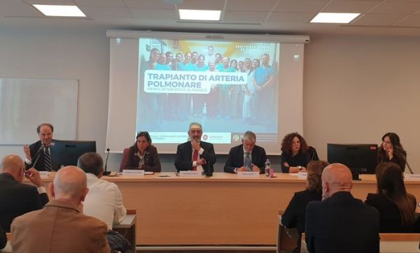 Първата в света трансплантация на белодробна артерия на жена с рак на белия дроб беше представена на пресконференция. пресконференцията в Ла Сапиенца