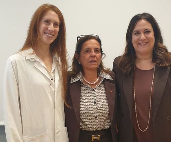 Проф. Полимени(в средата) и д-р Маринучи и д-р Мена, чиято е идеята за трансплантация на белодробната артерия на жена с рак. д-р Маринучи, проф. Полимени, д-р Мена