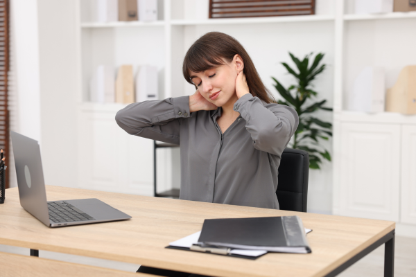 Отделяйте по минута на всеки 30-45 минути, за да ставате прави и да раздивжвате мускулите на врата и раменете жена със сива риза в офис