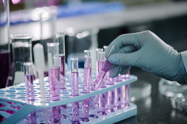 Лекарство за високо кръвно налягане може да подсили действието на някои видове терапии за рак епруветки с розова течност