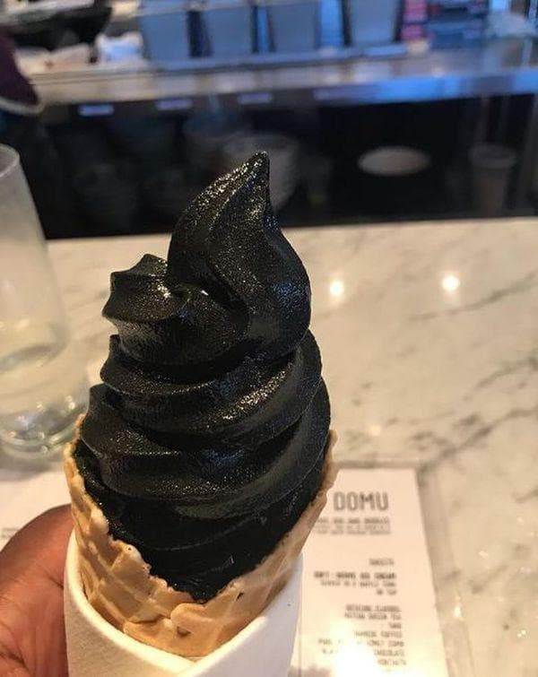 Сладолед от активен въглен