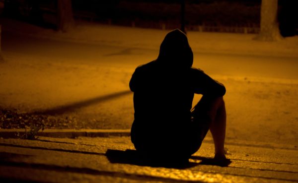 Признаците на антисоциалното личностно разстройство обикновено се проявяват още преди навършване на 15 години мъж с качулка, самотен мъж в нощта