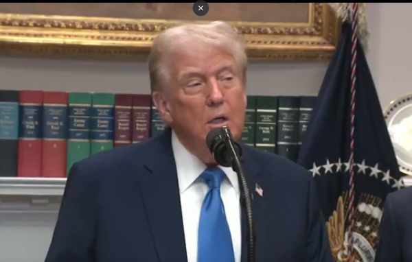 Президентът на САЩ Доналд Тръмп призова бременните жени да не пият тиленол, който съдържа парацетамол, защото може да доведе до аутизъм при децата. Доналд Тръмп