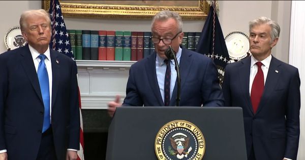 С призива към бременните да не пият парацетамол, който може да причини аутизъм при децата, Доналд Тръмп подкрепя за първи път толкова силно здравния минстър Робърт Кенеди-младши. Доналд Тръмп и Робърт Кнеди-младши