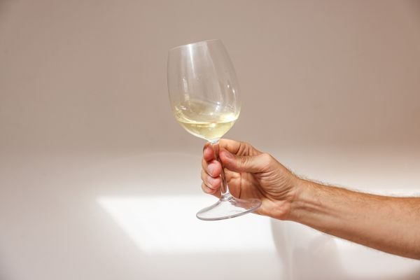 чаша с бяло вино