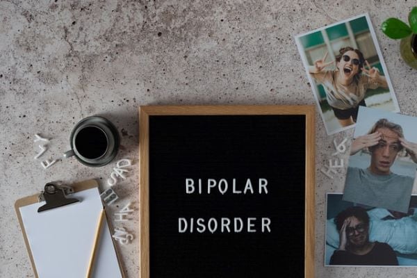 черна дъска надпис биполярно разстройство