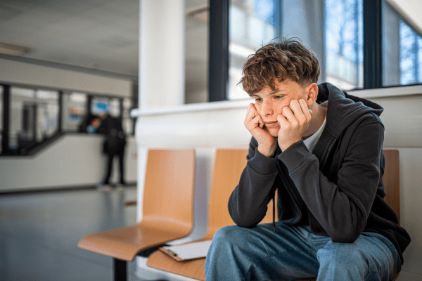 Клинично изпитание върху блокерите на пубертета бе спряно временно заради крехката възраст на участниците тийнейджър с тъмна чуплива коса, който е седнал в чакалня