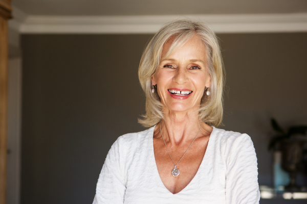 Брекетите са подходящи и за възрастни, макар че ефектът от тях настъпва по-бавно руса жена с бяла блуза