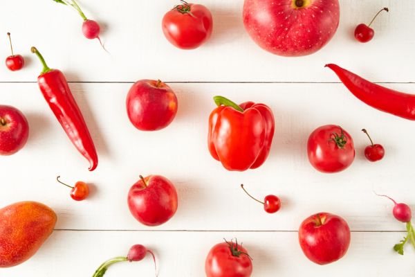 Червените плодове и зеленчуци са богати на антиоксиданти, витамини С и А, калий и витамин P червени плодове и зеленчуци, репички, домат, чушка