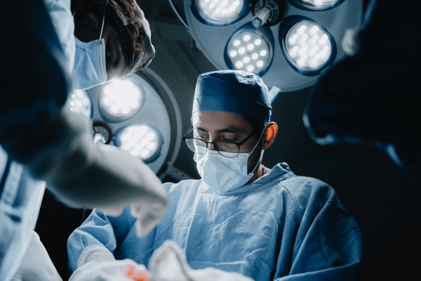 Ако раната кърви обилно, веднага потърсете медицинска помощ хирурзи в операционна