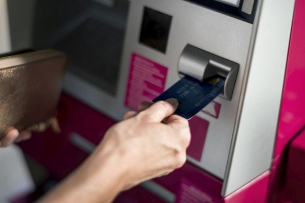 Теглене на пари от банкомат