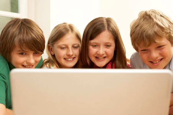 Най-значимият рисков фактор за хипертония е затлъстяването в детска възраст Деца пред компютър