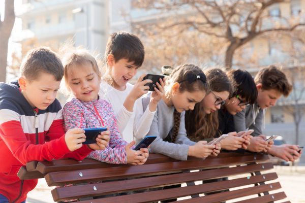 Връзката между прекомерното използване на социални медии и затрудненията с концентрацията е еднопосочна Деца с мобилни телефони