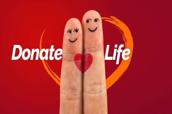 два пръста, стилизирани като хора с надпис дари живот