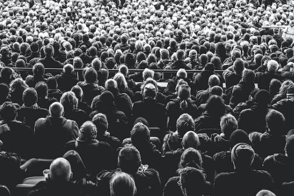 черно-бяла снимка на тълпа от хора