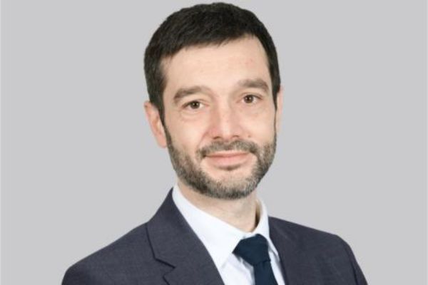 Рекламите на нездравословни храни и напитки са вредни за здравето на испанските деца, категоричен е министър Пабло Бустиндуй. министър Пабло Бустиндуй Амадор