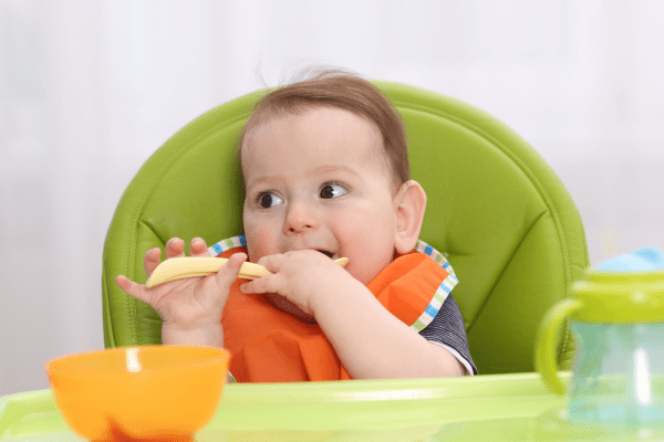 Американските бебешки храни съдържат твърде много добавки, подобрители и захар дете в зелено столче за хранене