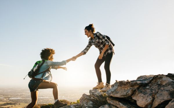 Околните обикновено ни възприемат като добри или лоши според това как се държим в дългосрочен план жена помага на жена, две жени в природата