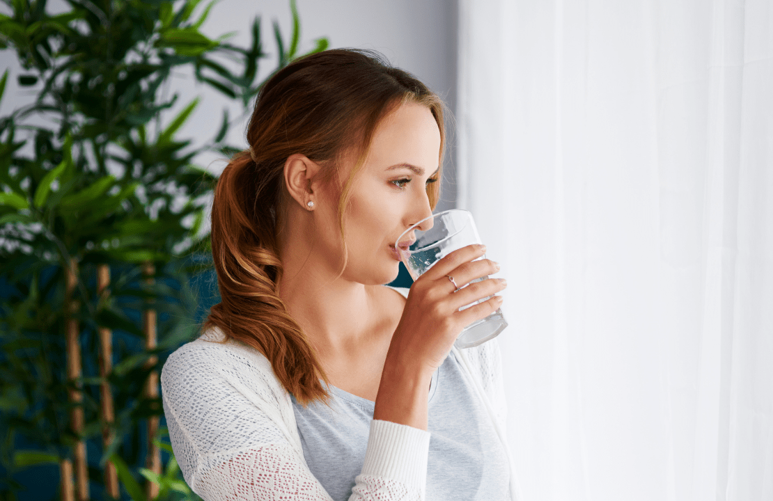 Не пропускайте да пиете достатъчно вода, особено през лятото