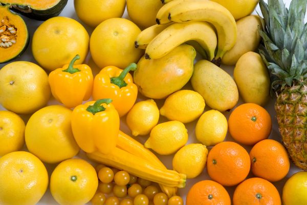 Лутеинът, съдържащ се в жълтите и оранжевите храни, подобрява зрението и здравето на очите. жълти плодове и зеленчуци, тиква, лимони, банани