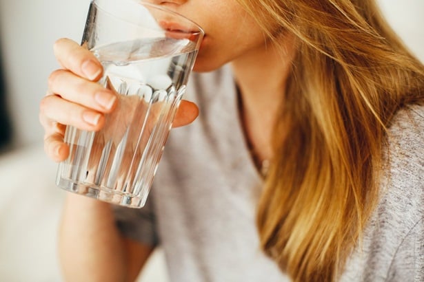 жена пие вода от чаша