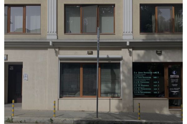 Медицински център Велевски вход на медицински център с лекарски кабинети, изписани телефони и номера на лекари