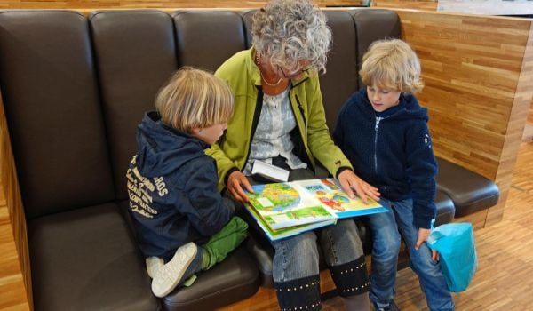 баба чете с внуците си