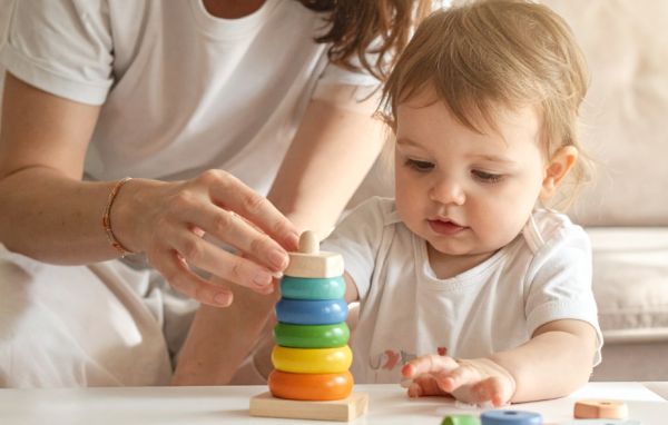 Подредбата на предметите може да създаде редица възможности за говорене майка играе с детето си