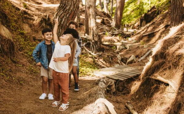 Приятелството е връзка между равните деца, момиченце и две момченца в гората