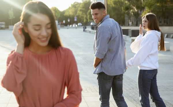 Ревността може да доведе до личностна промяна мъж се заглежда след жена, двойка