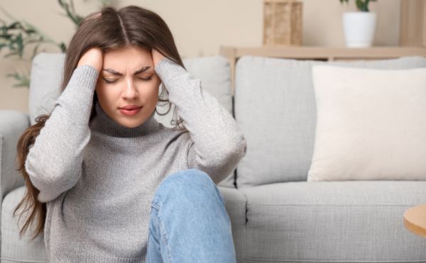 Паническият пристъп идва внезапно и е придружен от поне четири лесно разпознаваеми симптома разтревожено момиче, момиче, което се държи за главата, момиче с паникатака