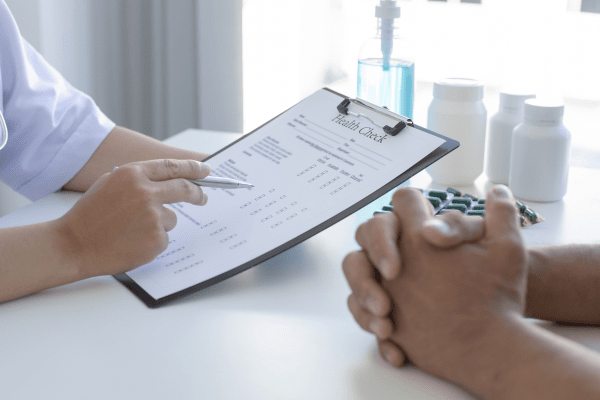 Скала изчислява прецизно тежестта на симптомите на кожното нарушение булозна епидермолиза лекар показва резултати на пациент