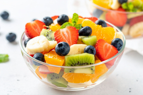 При остри хепатити и холесцистити може да се консумират плодове, ако не бъдат кисели. плодова салата в купа