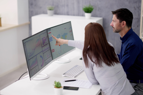 Благодарение на здравната информация за пациента, учените могат да проследят къде се разболяват най-много хора от дадена болест и защо жена и мъж, които обсъждат данни на компютър