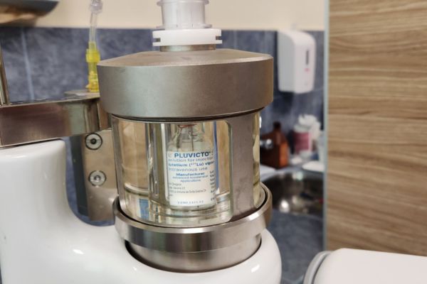 В УМБАЛ Александровска синтезираха първата доза лутеций-177 и го инжектирата на пациент с карцином на простатата. лутеций-177