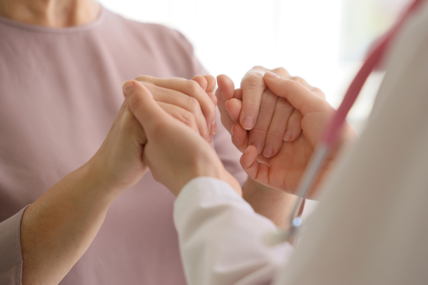 Повечето жени във Великобритания не са информирани за симптомите на менопауза и връзката й с психичното здраве лекар, който държи ръцете на пациентка