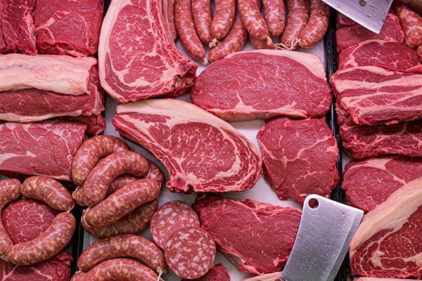 Не ползвайте една и съща дъска за рязане на сурово месо и други продукти сурово месо, пържоли, наденици, подредени едни до други