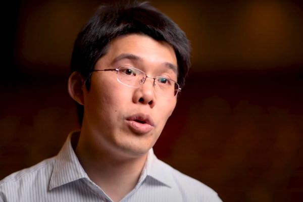 Екипът на проф. Гао установява, че туморите в пикочния мехур на мишките, инжектирани с микробалончета роботи, намаляват до 60%. проф. Уей Гао